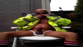 Un ragazzo eccitato fuma e si sega all'aperto Un ragazzo eccitato fuma e si sega all'aperto