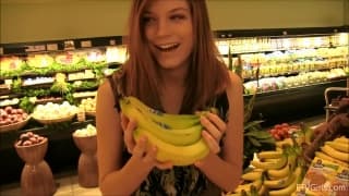 Due belle amiche giocano all'aperto