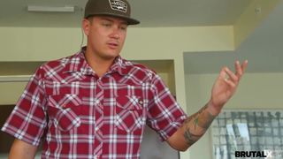 Il tecnico della TV via cavo approfitta della sua cliente e la scopa