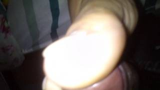 Lei lo fa godere usando i suoi piedi