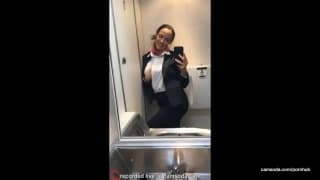 Questa hostess si masturba sull'aereo Questa hostess si masturba sull'aereo