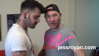 Pompini tra due gay tatuati e muscolosi Pompini tra due gay tatuati e muscolosi