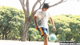 Un giovane calciatore latino si fa una sega in casa