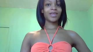 Giovane ragazza nera fa un sexy striptease solo per noi.