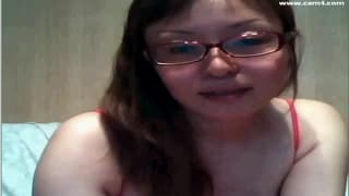 Lei gioca con il suo dildo per farci eccitare