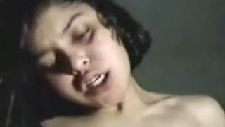 Lui spinge le sue dita in profondità nella sua figa Lui spinge le sue dita in profondità nella sua figa