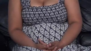 Lei tira su la gonna e si tocca in webcam