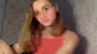 La giovane tettona Lelya masturba la sua figa rasata