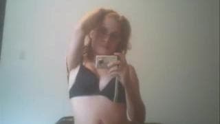 Una rossa che si spoglia e si filma