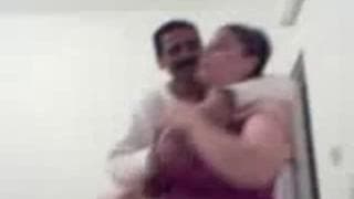 Lei si diverte con questo ragazzo indiano Lei si diverte con questo ragazzo indiano