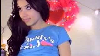 Un stupenda latina ci mostra le tettone