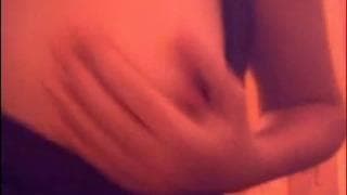 Guardala godere gode grazie alle sue dita