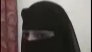 Una troia araba si lascia masturbare