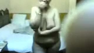 Una ragazza grassa si tocca e gode davanti la videocamera