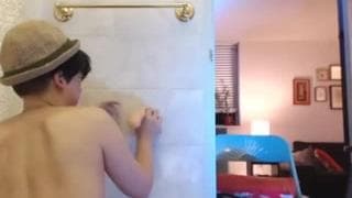 Una ragazza calda e vogliosa usa il dildo