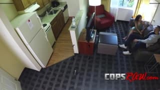 Ragazza con le tette piccole che fa un deepthroat all'ufficiale Ragazza con le tette piccole che fa un deepthroat all'ufficiale