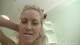 Nomi usa un dildo per penetrare la sua figa pelosa Nomi usa un dildo per penetrare la sua figa pelosa