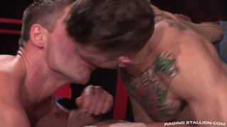 Dei ragazzi gay insieme in questa scena