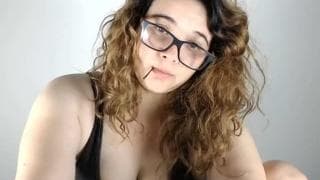 Questa mora si masturba il culo in webcam