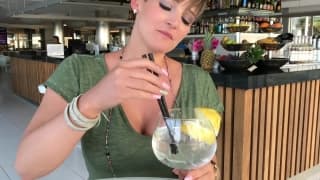 Un servizio completo da una calda milf tettona