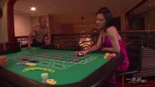 Maria Ozawa si fa riempire la figa pelosa