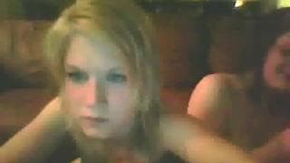 Due belle lesbiche davanti la webcam Due belle lesbiche davanti la webcam
