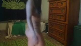 Una mora danza per mostrarci il suo corpo nudo