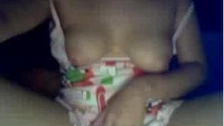 Accarezza il suo corpo davanti a noi soli