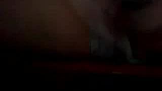 Giovane ragazza che si scopa con un giocattolo sessuale