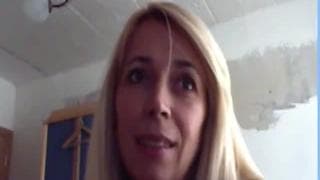 Una bellissima bionda matura ci mostra il suo corpo