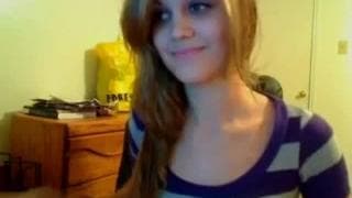 Una giovane ragazza si scalda in webcam