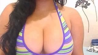 Una mora con due grandi e rotonde tettone