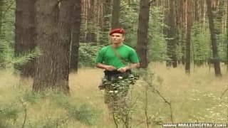 Lui amerà godere da solo nella foresta