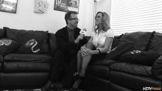 Brandi se la fa leccare dopo essere stata intervistata