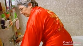 La figa della nonna si è eccitata molto