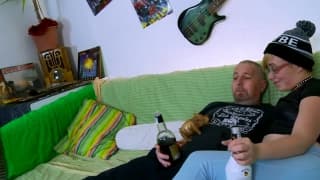 Due cazzi per la loro amica mora in questa scena