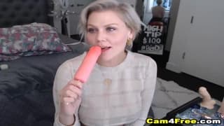 Una bionda in azione con i suoi sextoy