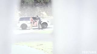 Lui vuole scopare la sua donna al buio