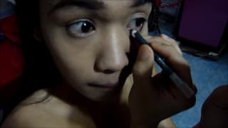 Masturbazione a mano di transessuale asiatico a casa