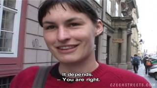 Lei decide di succhiarlo dentro un bagno