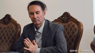 Sofi si mette sotto il tavolo e inizia a scopare Sofi si mette sotto il tavolo e inizia a scopare