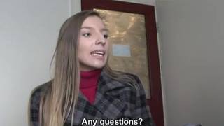 Michaela viene rimorchiata e scopata