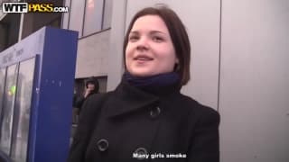 Una bella ragazza insieme a due cazzi