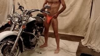 Guarda come si spoglia e si sega per bene