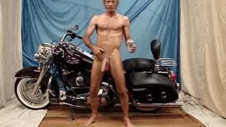 Lui si spoglia e si sega davanti la moto