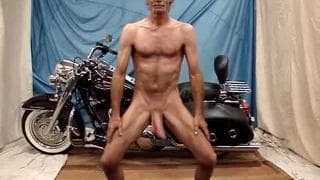 Guarda come si diverte a segarsi nudo