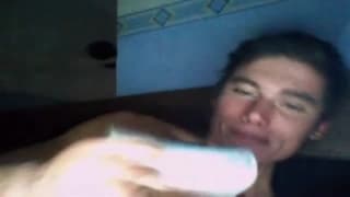 Un ragazzo gay che ama segarsi in webcam Un ragazzo gay che ama segarsi in webcam