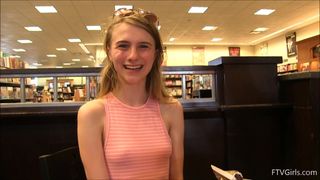 Una biondina troia si spoglia in pubblico