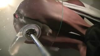 Un uomo maturo cavalca un grosso dildo