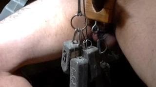 Un gay perversi si sega usando dei pesi